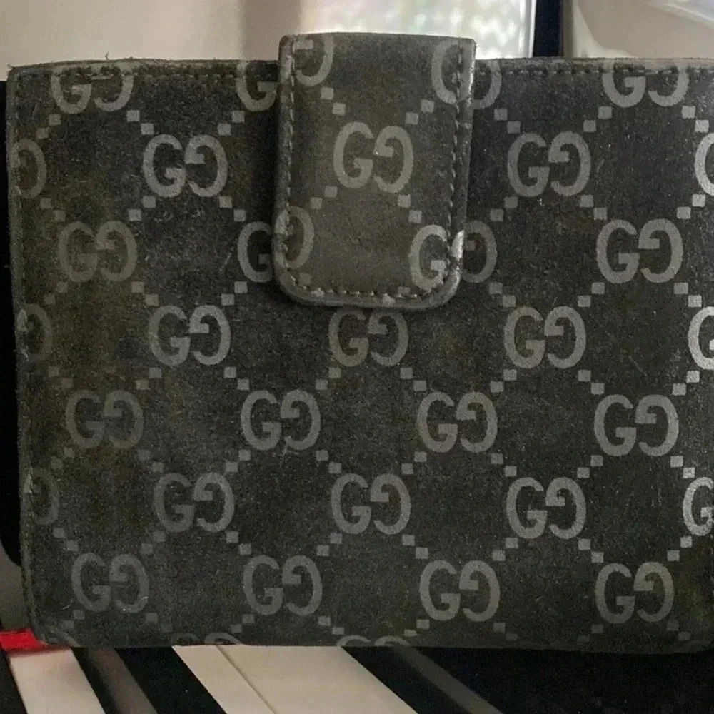 EUC Gucci Velvety Suede WOC 100% leather